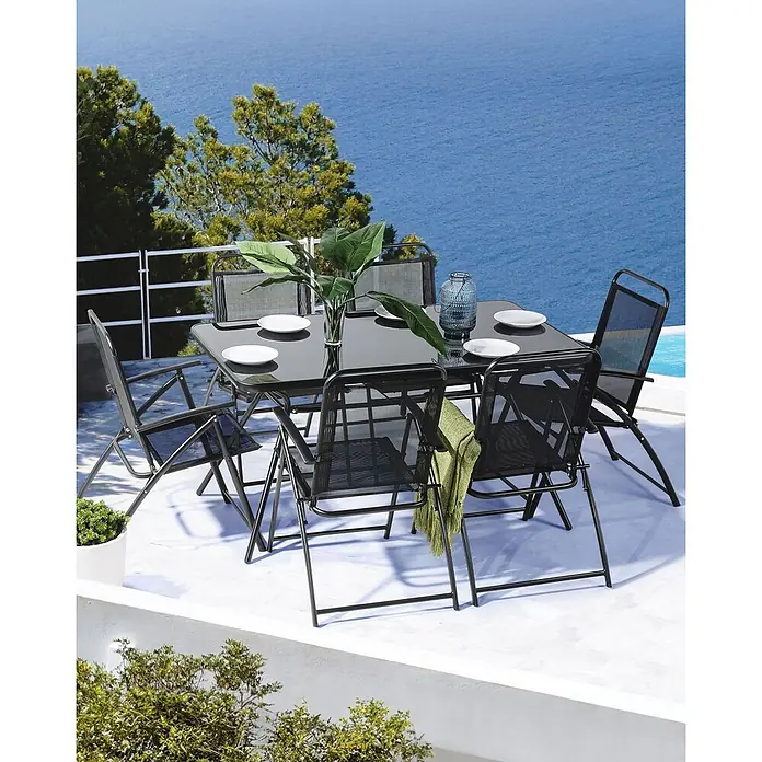 6er-Set Gartenstuhl LIVO in Schwarz -  - Schwarzes Outdoor-Essgruppe mit Metalltisch und Netzstühlen auf einer Terrasse mit Meerblick.