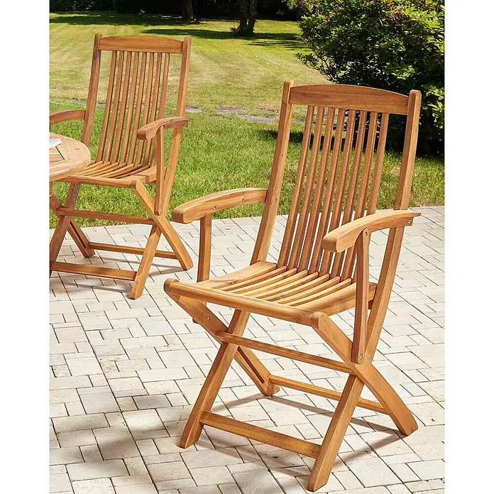 2er-Set Gartenstuhl MAUI II in Braun -  - Zwei klappbare Gartenstühle aus Holz auf einer Terrasse.