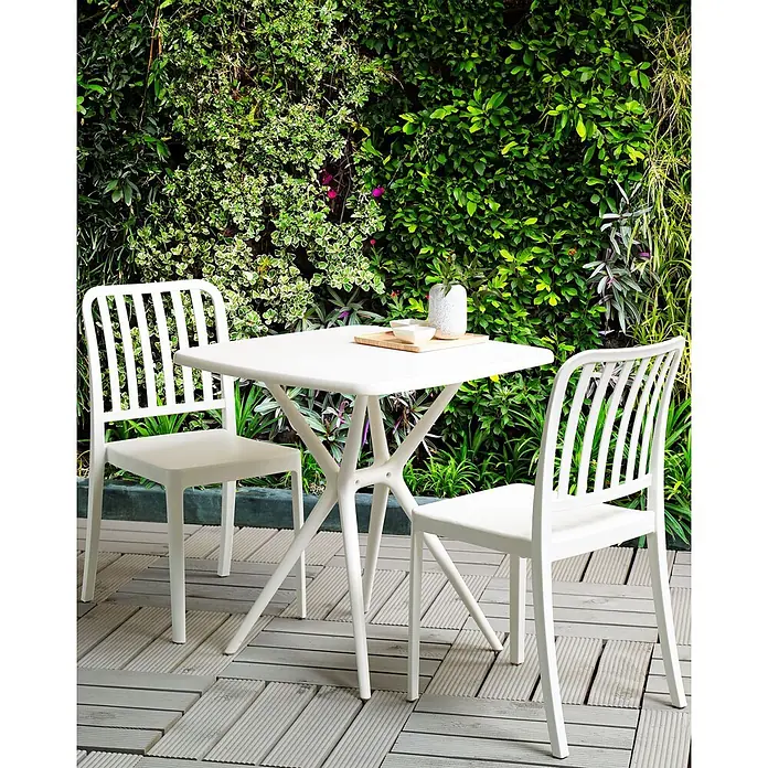 2er-Set Gartenstuhl SERSALE in Weiß -  - Weißes Outdoor-Essset mit quadratischem Tisch und zwei Stühlen auf einer Terrasse.