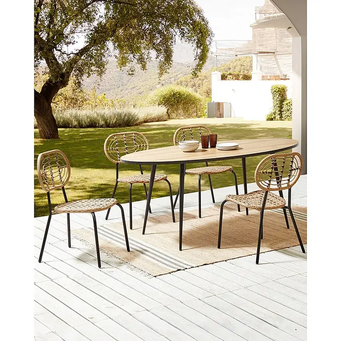 4er-Set Gartenstuhl PRATELLO in Naturfarben/Beige/Schwarz -  - Ovaler Holztisch mit schwarzen Beinen und vier passenden Korbstühlen für den Außenbereich auf einer Terrasse, gedeckt.