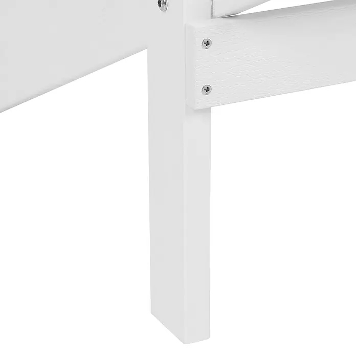 Gartenstuhl ADIRONDACK in Weiß - (W) 75 x (H) 88 x - L - Detail eines weißen Holzmöbels, zeigt ein Bein und eine horizontale Strebe, mit Metallschrauben verbunden. Mit feiner Holzmaserung.
