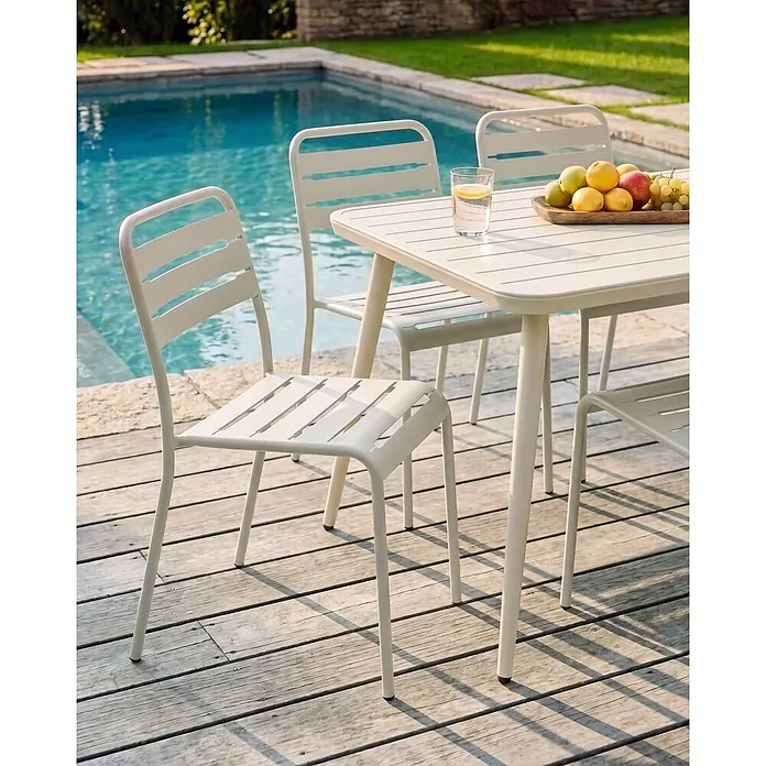 2er-Set Gartenstuhl LEFKADA in Beige -  - Helles, lamelliertes Metall-Gartenset mit Tisch und Stühlen auf Holzdeck am Pool, mit Getränk und Obst.