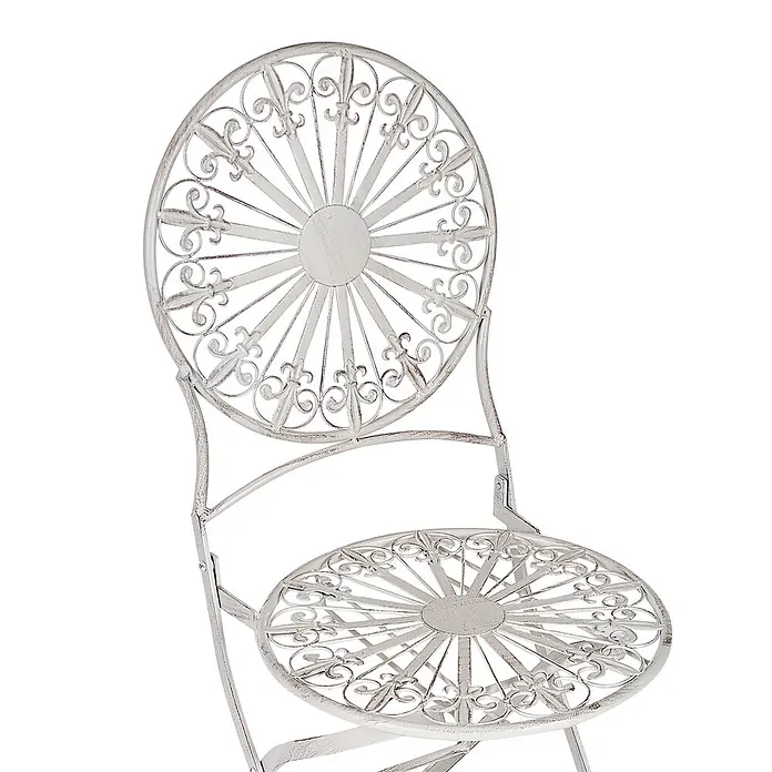 2er-Set Gartenstuhl SCAFA in Weiß -  - Weißer Metallstuhl im Used-Look mit runder, verzierter Rückenlehne und Sitzfläche, Sonnenstrahlen- und Fleur-de-lis-Muster.