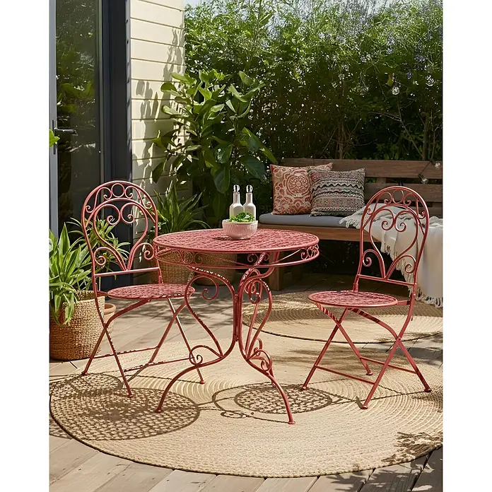 2er-Set Gartenstuhl ALBINIA in Rot -  - Rosafarbenes Metall-Bistro-Set mit Tisch und zwei Stühlen und verschnörkeltem Design auf einer Terrasse für den Außenbereich.