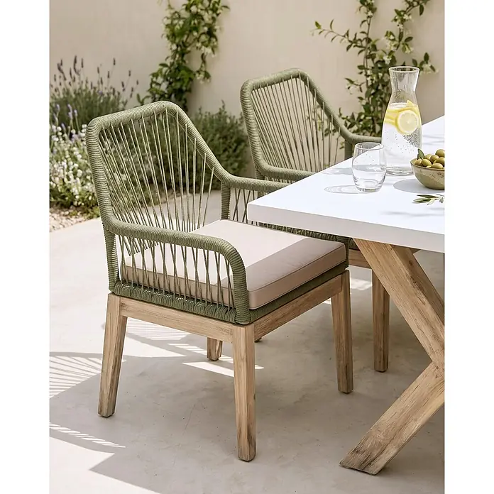 Beliani Gartenstuhl-Set OLBIA - 2 Stk., Akazienholz, Grün, B x T x H: 64 x 71 x 89 cm - Garten-Essgruppe mit zwei grünen Seilstühlen mit beigen Kissen und einem weißen Tisch mit Holzbeinen.