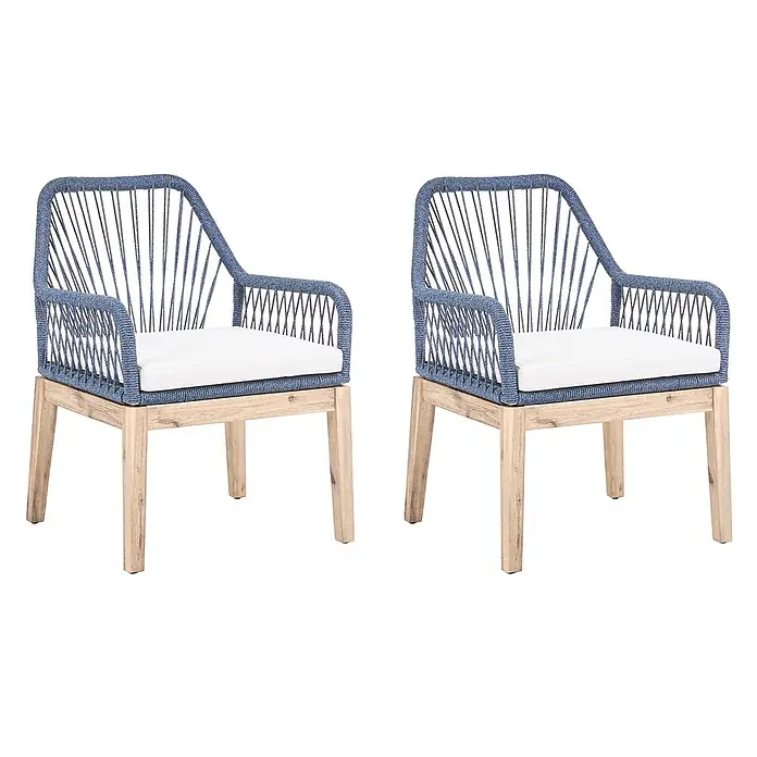 Beliani Gartenstuhl-Set OLBIA - 2 Stk., Akazienholz, Blau, B x T x H: 64 x 71 x 89 cm - Zwei Stühle aus blauem Seilgeflecht mit weißen Sitzkissen und hellen Holzbeinen.
