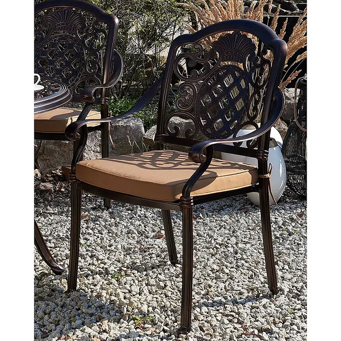 8er-Set Gartenstuhl SALENTO in Braun/Beige -  - Dekorativer bronzefarbener Gartenstuhl aus Aluminiumguss mit braunem Kissen, im Freien auf Kies.