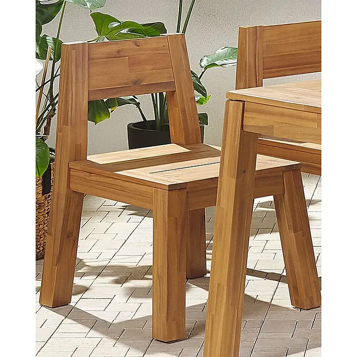 Beliani Gartenstuhl-Set LIVORNO - 2 Stk., Akazienholz, Braun, B x T x H: 59 x 61 x 81 cm - Zwei Gartenstühle aus hellem Teakholz mit Lattenrücken und -sitz, auf einer Terrasse.