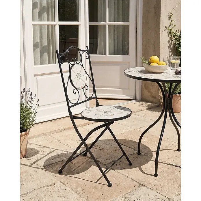 2er-Set Gartenstuhl CARONA in Schwarz/Weiß -  - Bistro-Stuhl und Tisch aus schwarzem Metall mit gemusterten Mosaikplatten auf einer Terrasse. Für Mahlzeiten im Freien.