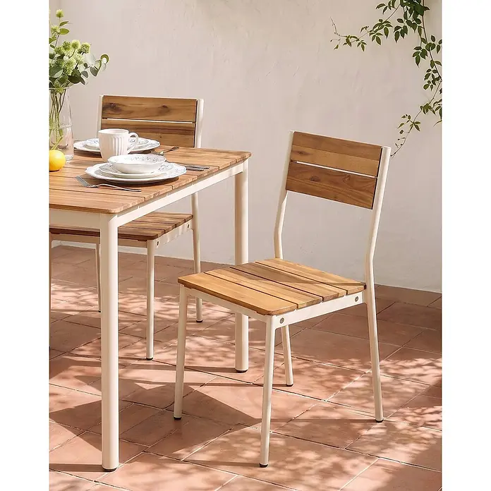 Beliani Gartenstuhl-Set GIOVINAZZO - 2 Stk., Akazienholz, Braun, B x T x H: 47 x 53 x 90 cm - Outdoor-Esstischset mit Holzlamellen und hellem Metallgestell, auf der Terrasse angerichtet.