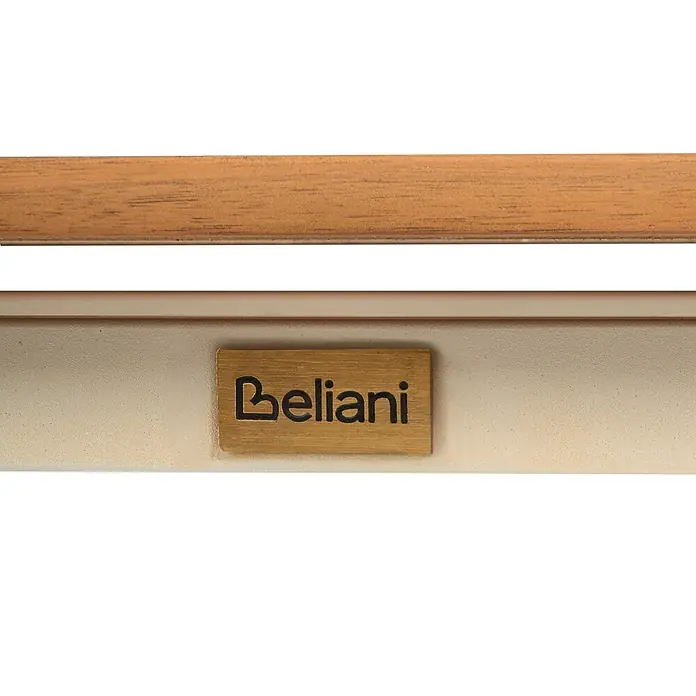 Beliani Gartenstuhl-Set GIOVINAZZO - 2 Stk., Akazienholz, Braun, B x T x H: 47 x 53 x 90 cm - Nahaufnahme einer holzfarbenen Leiste über einer cremefarbenen Fläche mit goldener 'Beliani'-Markenplakette.