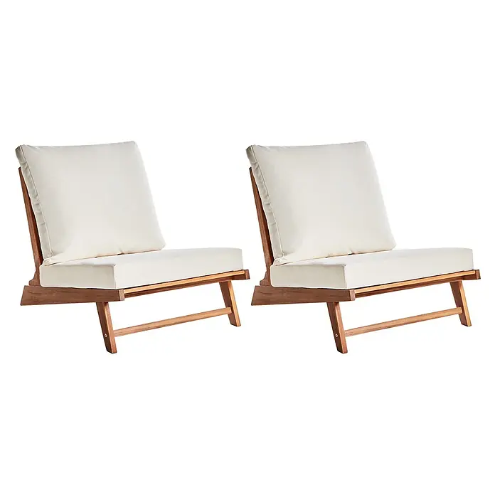 Beliani Gartenstuhl-Set MICCIANO - 2 Stk., Akazienholz, Braun, B x T x H: 70 x 91 x 71 cm - Zwei moderne Lounge-Sessel mit warmen Holzrahmen und dicken cremefarbenen Kissen.