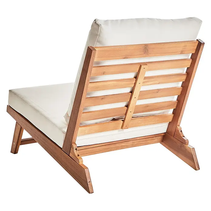 Beliani Gartenstuhl-Set MICCIANO - 2 Stk., Akazienholz, Braun, B x T x H: 70 x 91 x 71 cm - Ein hölzerner Loungesessel mit Lattenrückenlehne und weißen Kissen.