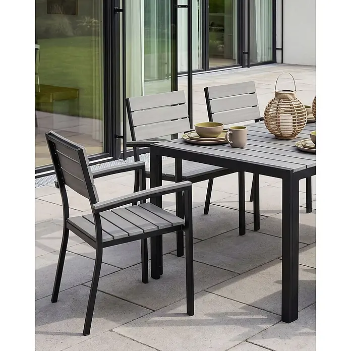 6er-Set Gartenstuhl COMO in Grau/Schwarz -  - Modernes Outdoor-Essset mit dunklem Metallrahmen und hellgrauen Lamellen an Tisch und Stühlen, auf einer Terrasse arrangiert.