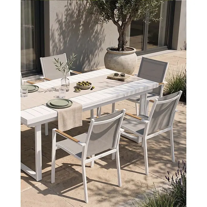 6er-Set Gartenstuhl BUSSETO in Weiß/Grau/Braun -  - Weißes Aluminium-Gartenset mit hellgrauen Netzstühlen und Holzarmlehnen, auf einer Terrasse zum Essen bereitgestellt.