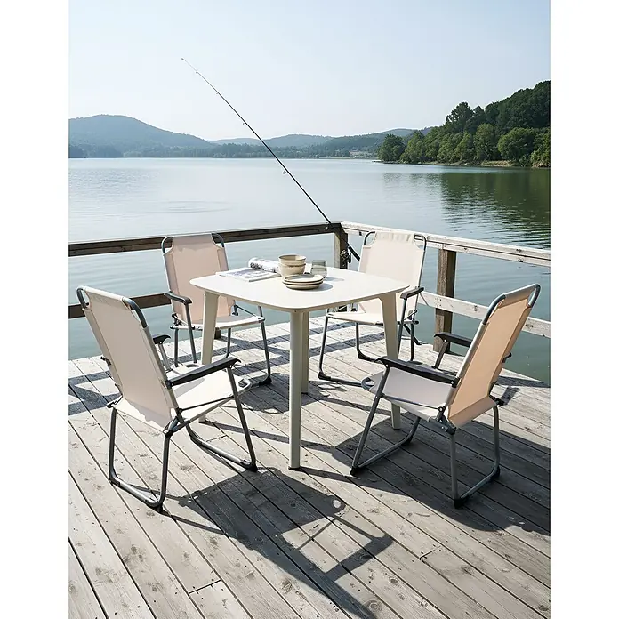 4er-Set Gartenstuhl GALATSI in Beige/Schwarz/Grau -  - Ein hellfarbener quadratischer Gartentisch mit vier passenden Stoffstühlen auf einem Holzsteg am See.