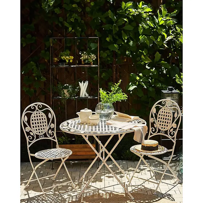 2er-Set Gartenstuhl BIVIO in Weiß -  - Weißes Metall-Bistro-Set mit Tisch und zwei Stühlen auf einer Terrasse, mit Teekanne und Buch, für entspannte Stunden im Freien.