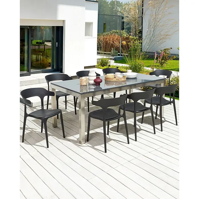 8er-Set Gartenstuhl GUBBIO in Schwarz -  - Schwarze Outdoor-Essgruppe mit dunkelgrauem Tisch und acht Stühlen, auf einer modernen Terrasse platziert.