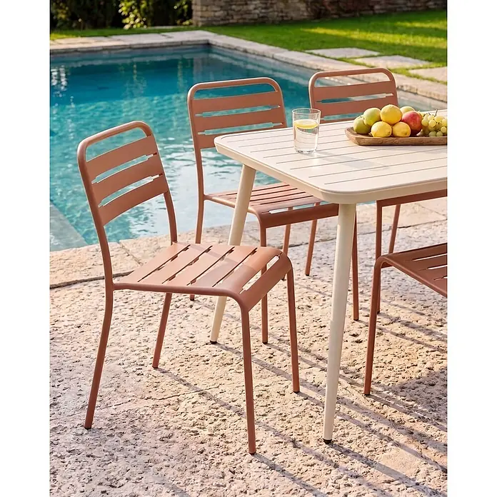 2er-Set Gartenstuhl LEFKADA in Braun -  - Terracottfarbene Lamellen-Gartenstühle und ein cremefarbener Tisch auf Stein am Pool, mit Obst und Getränk.