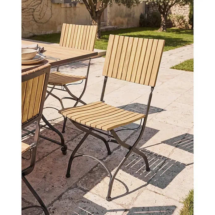 2er-Set Gartenstuhl LASCARI in Braun/Schwarz -  - Klappbarer Outdoor-Stuhl mit Naturholzlatten und dunklem Metallrahmen auf sonniger Terrasse, Teil eines Esssets.