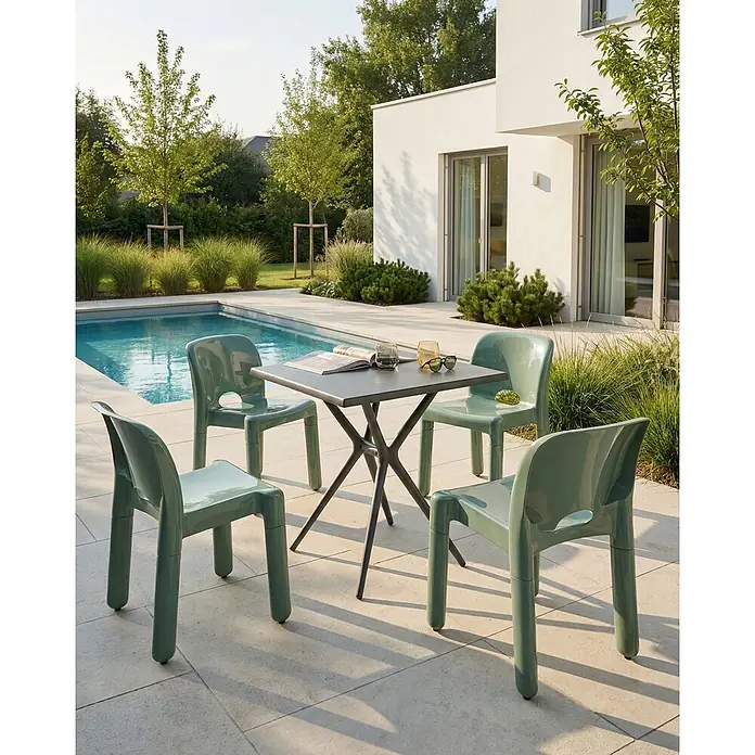 4er-Set Gartenstuhl BETIM in Grün -  - Salbeigrünes Outdoor-Esszimmer-Set mit einem quadratischen Tisch und vier Plastikstühlen auf einer Terrasse neben einem Pool.