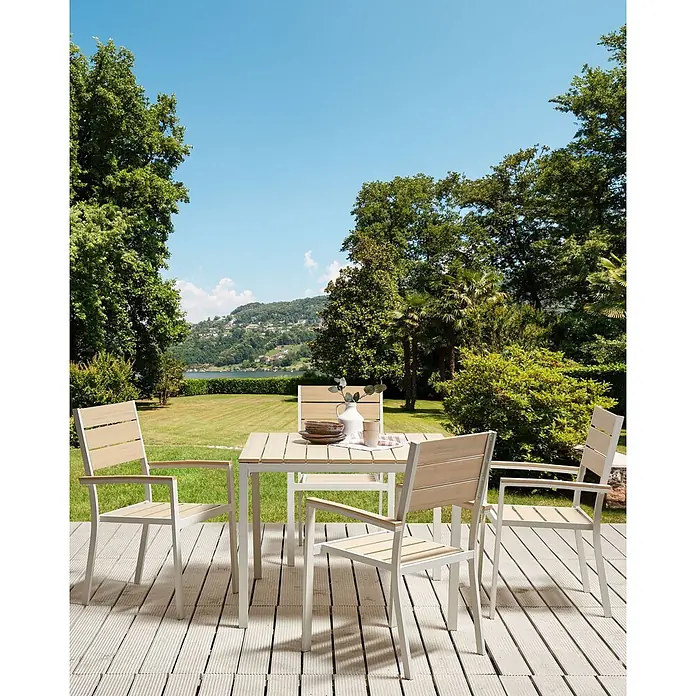 4er-Set Gartenstuhl PRATO in Beige/Weiß -  - Outdoor-Essgruppe mit Tisch und Stühlen, weißen Gestellen und heller Holzoptik auf einer Terrasse.