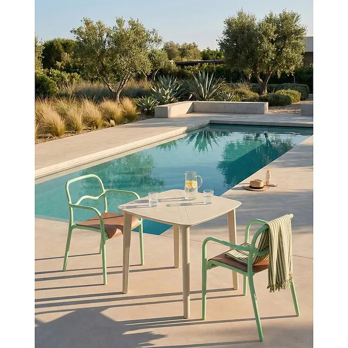 2er-Set Gartenstuhl THASOS in Grün/Braun -  - Quadratischer hellbeiger Tisch und zwei mintgrüne Stühle mit braunen Sitzen, am Pool für Entspannung im Freien.