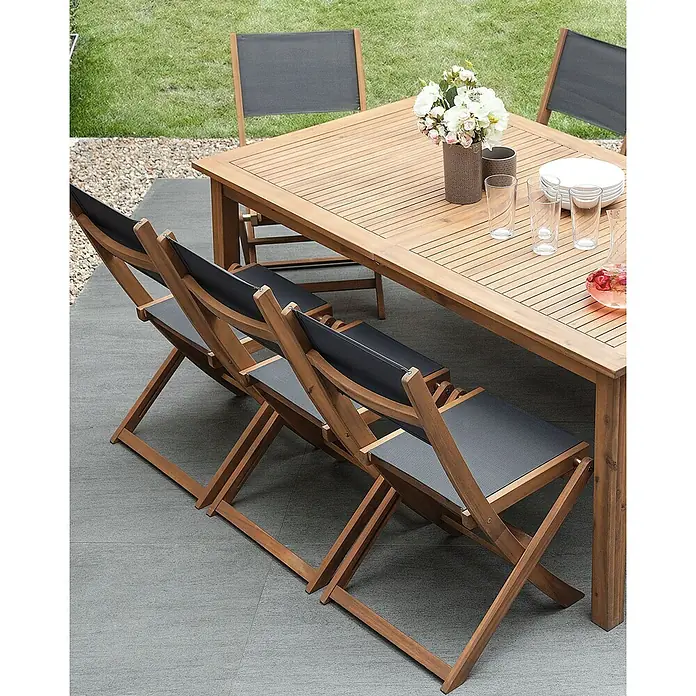 Beliani Gartenstuhl-Set CESANA - 2 Stk., Akazienholz, Klappbar, Grau, B x T x H: 57 x 50 x 90 cm - Gartensitzgruppe mit Holztisch und dunklen Klappstühlen auf einer Terrasse.