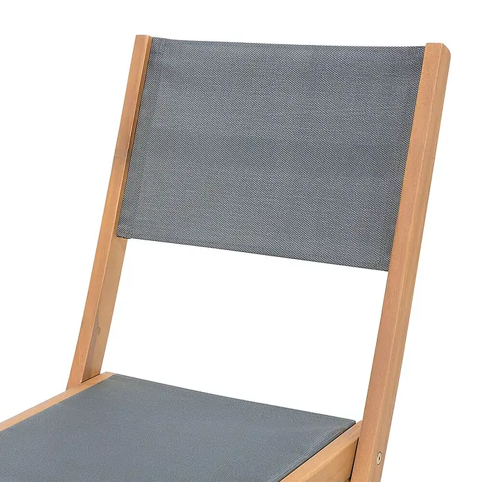 Beliani Gartenstuhl-Set CESANA - 2 Stk., Akazienholz, Klappbar, Grau, B x T x H: 57 x 50 x 90 cm - Nahaufnahme eines Stuhls mit naturfarbenem Holzrahmen und grauer Netzstoff-Rückenlehne und Sitzfläche.