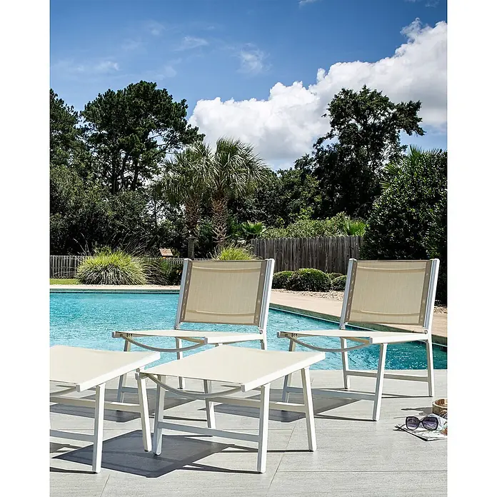 Beliani Gartenstuhl-Set MARCEDDI - 4 Stk., Textil, Aluminium, Beige, B x T x H: 54 x 60 x 70 cm - Hellfarbene Outdoor-Stühle und -Tische am Swimmingpool, aus beigem Netzstoff und weißen Metallrahmen.