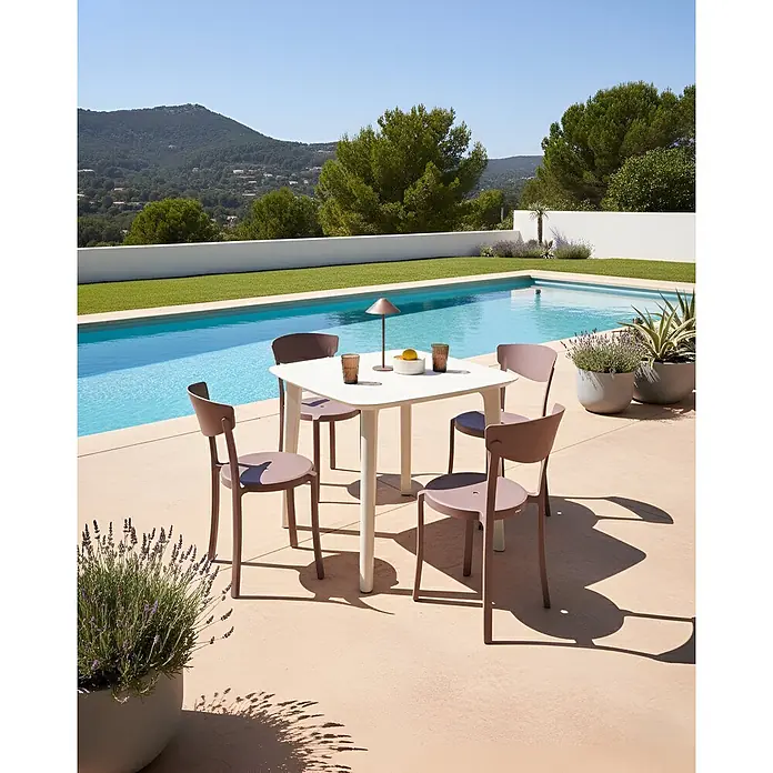 4er-Set Esszimmerstuhl VIESTE in Braun -  - Outdoor-Esstischgruppe mit hellem beigem Tisch und vier bräunlich-malvenfarbenen Stühlen am Pool.