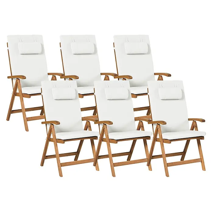 Gartenstuhl 6er Set mit Auflagen Hellbraun u. Cremeweiß Akazienholz Verstellbar Klappbar UV-Beständig Rustikal Landhaus Stil Balkon Terrasse Möbel -  - Sechs Holz-Liegestühle mit weißen Kissen und passenden Kopfstützen für entspanntes Sitzen.