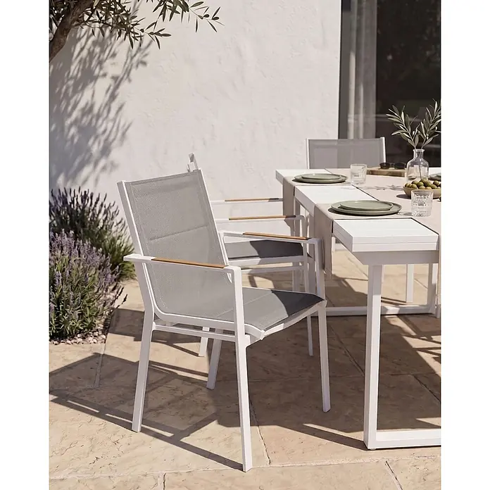 4er-Set Gartenstuhl BUSSETO in Weiß/Grau/Braun -  - Weiße und graue Outdoor-Esszimmerstühle mit Holzarmlehnen und passendem Lamellentisch auf einer Terrasse für Mahlzeiten im Freien.
