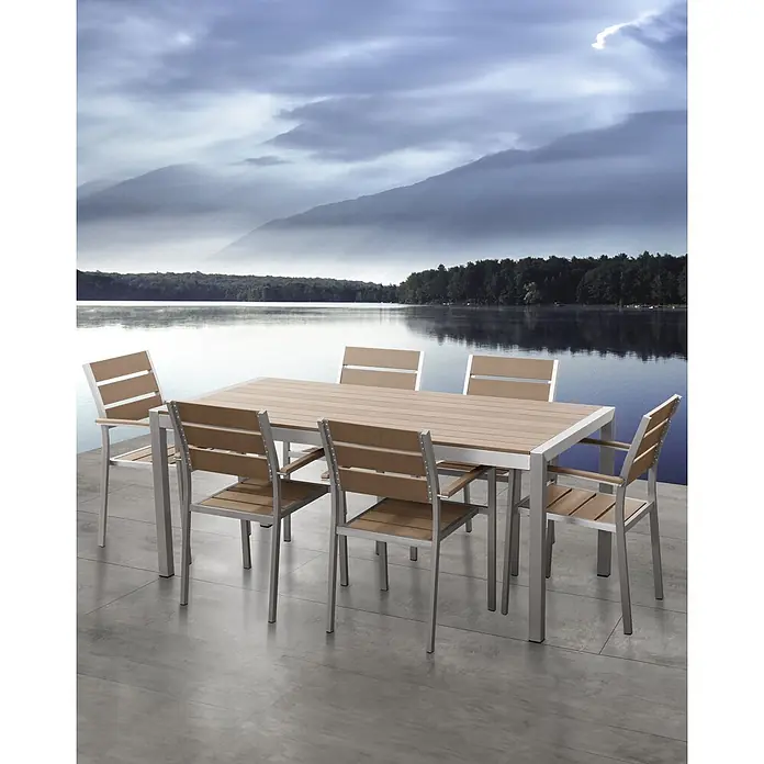 6er-Set Gartenstuhl VERNIO in Braun/Silber -  - Outdoor-Esstischgruppe mit silbernem Metallrahmen und hellbraunen Holzlamellen auf einer Terrasse am See.