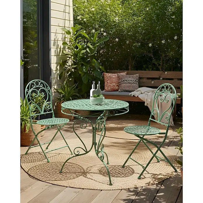 2er-Set Gartenstuhl ALBINIA in Grün -  - Mintgrünes Metall-Bistro-Set mit rundem Tisch und zwei Stühlen mit herzförmigen Verzierungen auf einer Terrasse.