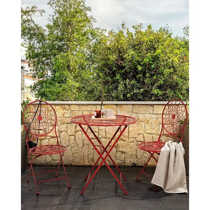 2er-Set Gartenstuhl SCARIO in Rot -  - Rotes Metall-Bistro-Set mit Tisch und zwei Stühlen mit dekorativen, kreisförmigen Mustern auf einer Terrasse.