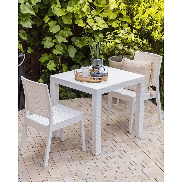 2er-Set Gartenstuhl FOSSANO in Weiß -  - Weißes geflochtenes Terrassen-Esstischset, Tisch, zwei Stühle. Teekanne und Gläser auf Tablett.