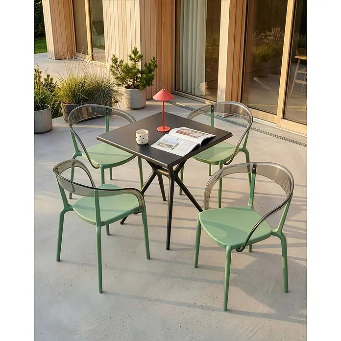 4er-Set Gartenstuhl MALEVIZI in Grün/Transparent -  - Eine Outdoor-Essgruppe mit schwarzem Tisch und vier grünen Stühlen mit transparenten Rückenlehnen auf einer Terrasse.