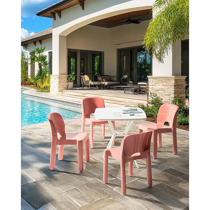4er-Set Gartenstuhl BETIM in Rot -  - Rosa Kunststoff-Gartenset mit weißem Tisch auf einer Terrasse am Pool.