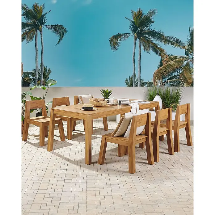 Beliani Gartenstuhl-Set LIVORNO - 6 Stk., Akazienholz, Braun, B x T x H: 59 x 61 x 81 cm - Hölzernes Outdoor-Essgruppe mit rechteckigem Tisch und sechs Stühlen auf einer Terrasse unter Palmen und blauem Himmel.