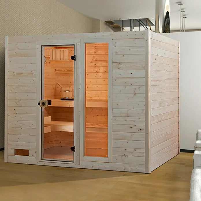 Weka Massivholzsauna VALIDA 9,0 kW K GT/F Gr.4 - Elektroofen, Steuerung Ofen: Integriert, L x B x H: 239 x 203,5 x 189 cm - Innenaufnahme einer modernen Sauna aus hellem Holz mit Glastür, die zum Entspannen einlädt. Ein Highlight für Wellness im eigenen Zuhause.