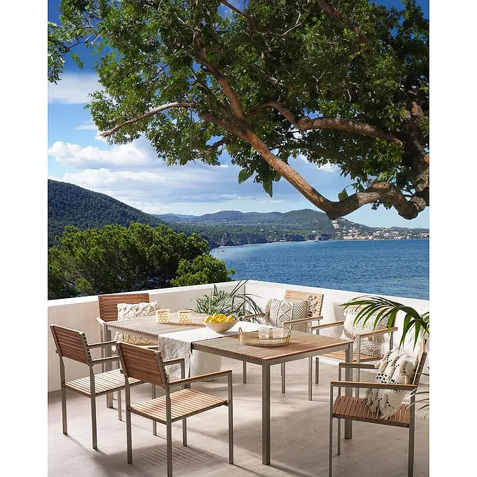 6er-Set Gartenstuhl VIAREGGIO in Braun/Silber -  - Essgruppe für draußen mit Holztisch und Stühlen, grauen Metallgestellen, auf einem Balkon mit Meerblick.