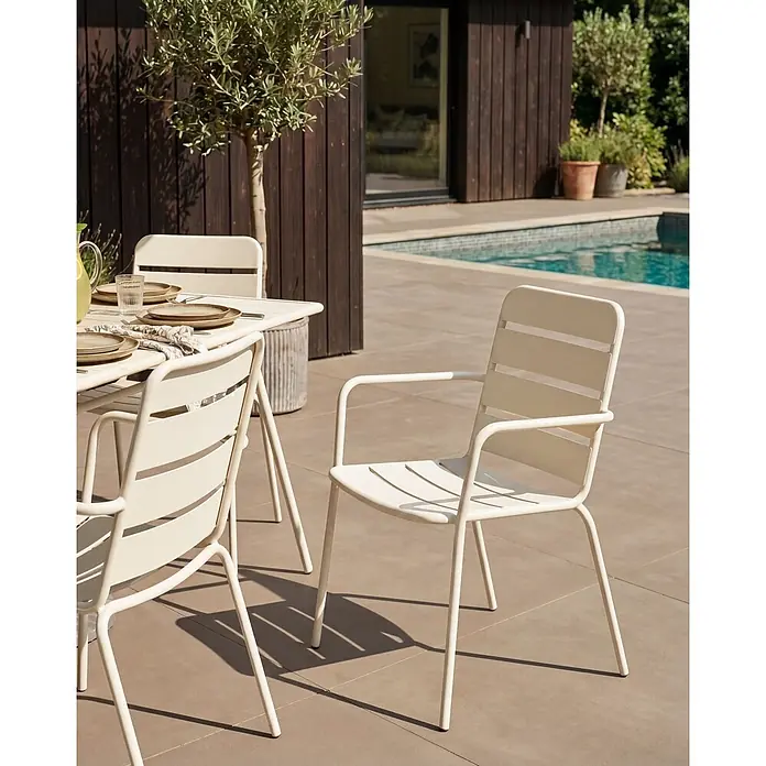Beliani Gartenstuhl-Set TERENZO - 6 Stk., Eisen, Beige, B x T x H: 53 x 59 x 86 cm - Creme Outdoor-Essstühle aus Metall mit Lamellenrücken und Armlehnen, um einen passenden Tisch auf einer Terrasse am Pool angeordnet.