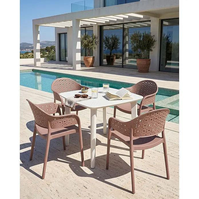 4er-Set Esszimmerstuhl NARINO in Braun -  - Mauvefarbene Outdoor-Essstühle mit Lochmuster und weißer quadratischer Tisch am Pool.