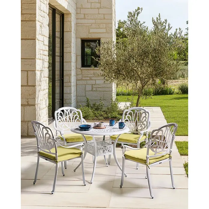 8er-Set Gartenstuhl ANCONA in Weiß/Grün -  - Weißes Aluminiumguss-Gartenset mit vier Stühlen und rundem Tisch, hellgrünen Kissen, auf einer Terrasse.