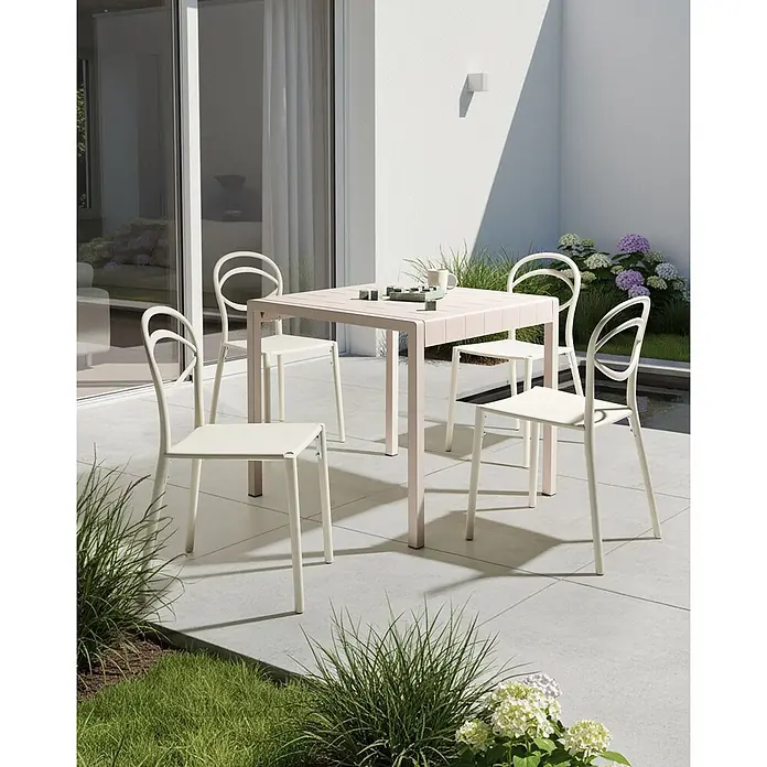 4er-Set Gartenstuhl COVOLO in Weiß -  - Outdoor-Essgruppe mit einem hellrosa quadratischen Tisch und vier cremefarbenen Stühlen auf einer modernen Terrasse.