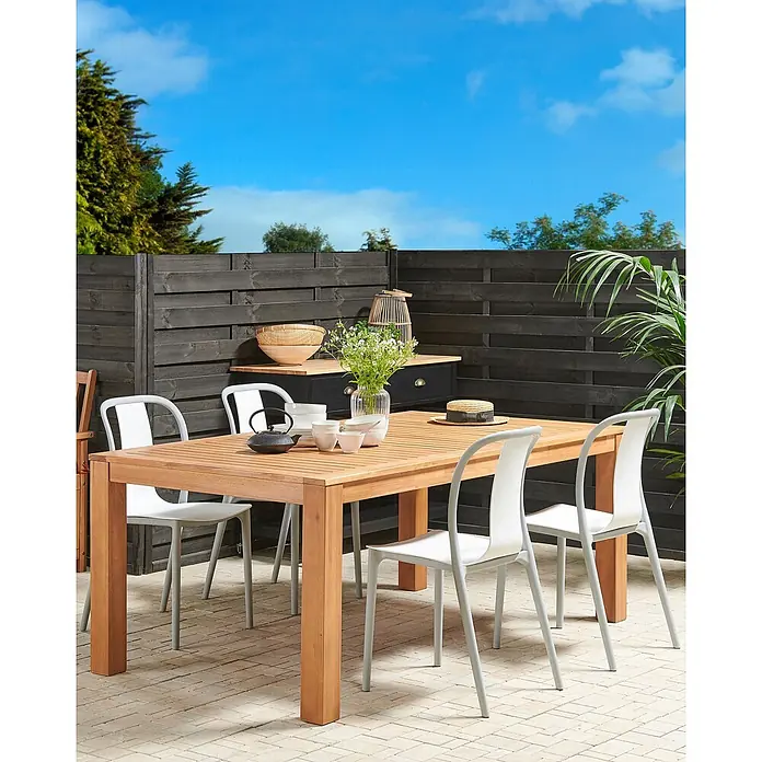 4er-Set Gartenstuhl SPEZIA in Grau/Weiß -  - Garten-Essgruppe mit Holztisch und weißen Stühlen auf einer Terrasse, bereit für Mahlzeiten im Freien.