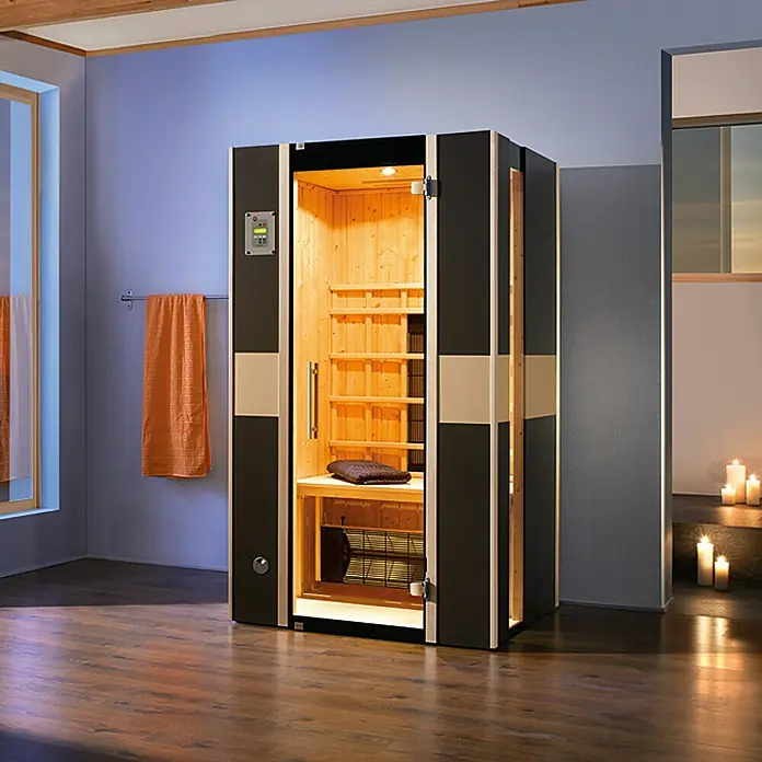 Weka Infrarotkabine Mila 1 - 1.700 W, 4 Keramikstrahler, 100 x 108 x 190 cm - Innenansicht einer modernen Holzsauna mit Regalen und einer Glasschiebetür. Wellness und Entspannung pur in Ihrer privaten Sauna.