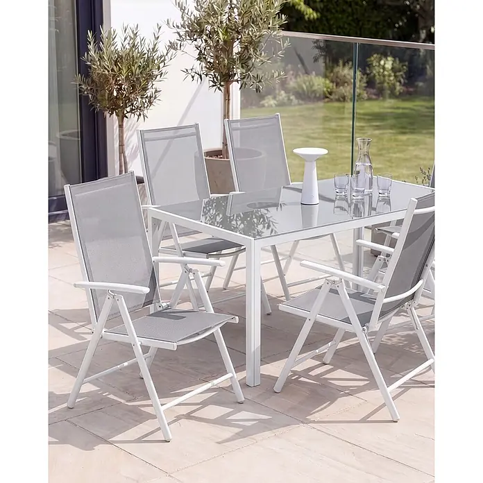 6er-Set Gartenstuhl CATANIA in Grau/Weiß -  - Weißes Outdoor-Esstisch-Set mit grauen Mesh-Stühlen und Glastisch auf einer Terrasse.
