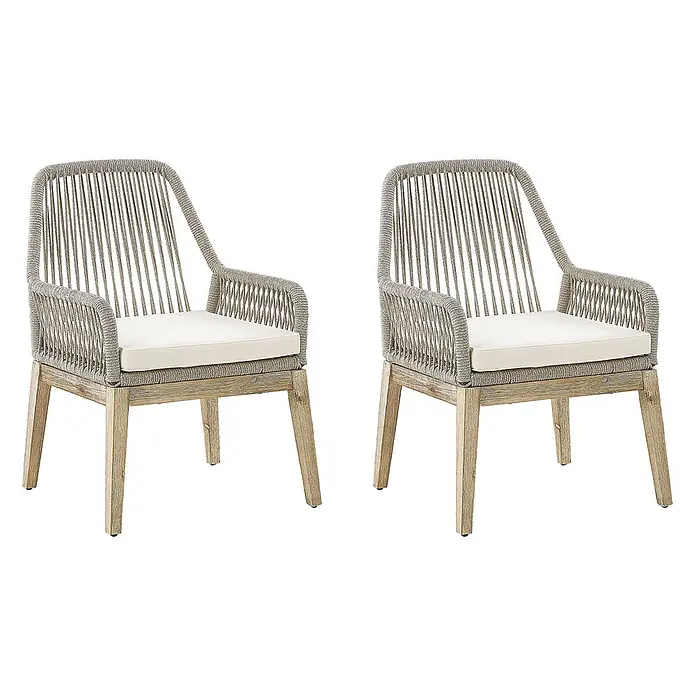 Beliani Gartenstuhl-Set OLBIA - 2 Stk., Akazienholz, Beige, B x T x H: 64 x 71 x 89 cm - Zwei Outdoor-Sessel mit grauer Seilgeflecht, cremefarbenen Kissen und Naturholzbeinen.